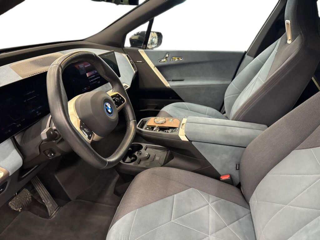 BMW iX 2022 Musta