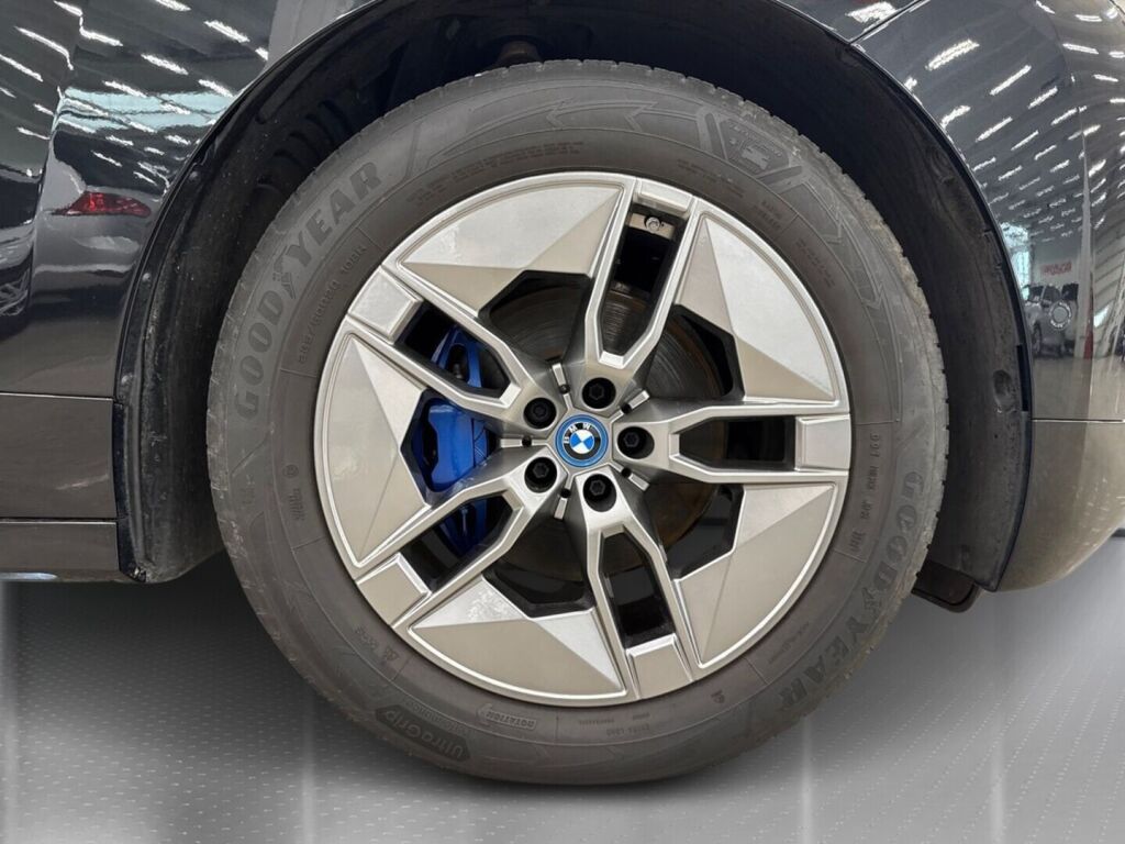 BMW iX 2022 Musta