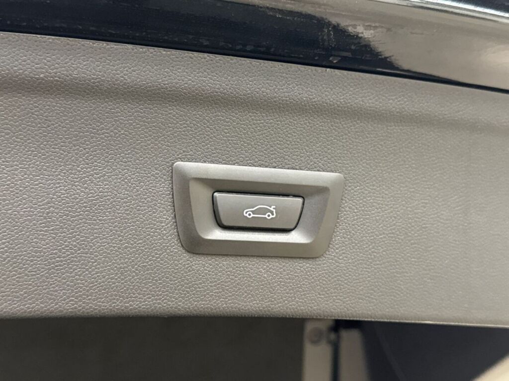 BMW iX 2022 Musta