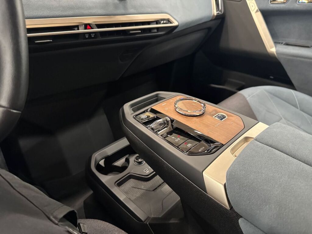 BMW iX 2022 Musta