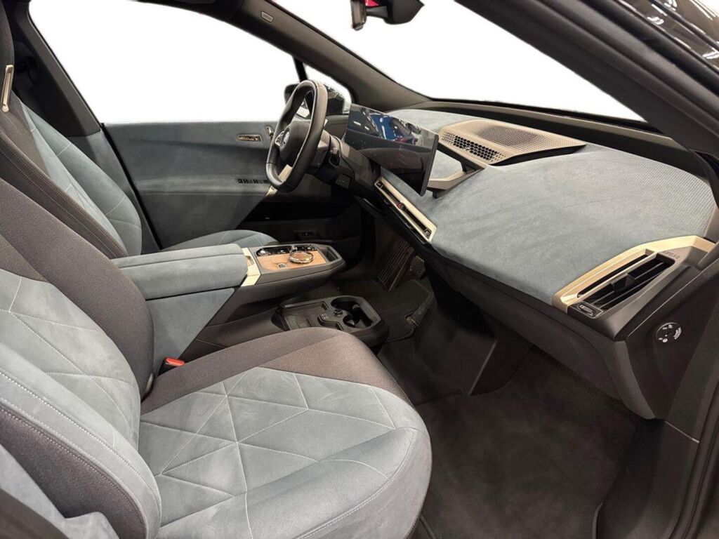 BMW iX 2022 Musta