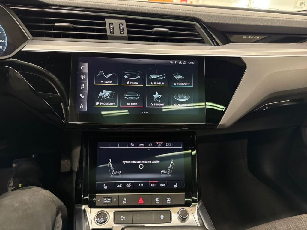 Audi e-tron 2021 Musta