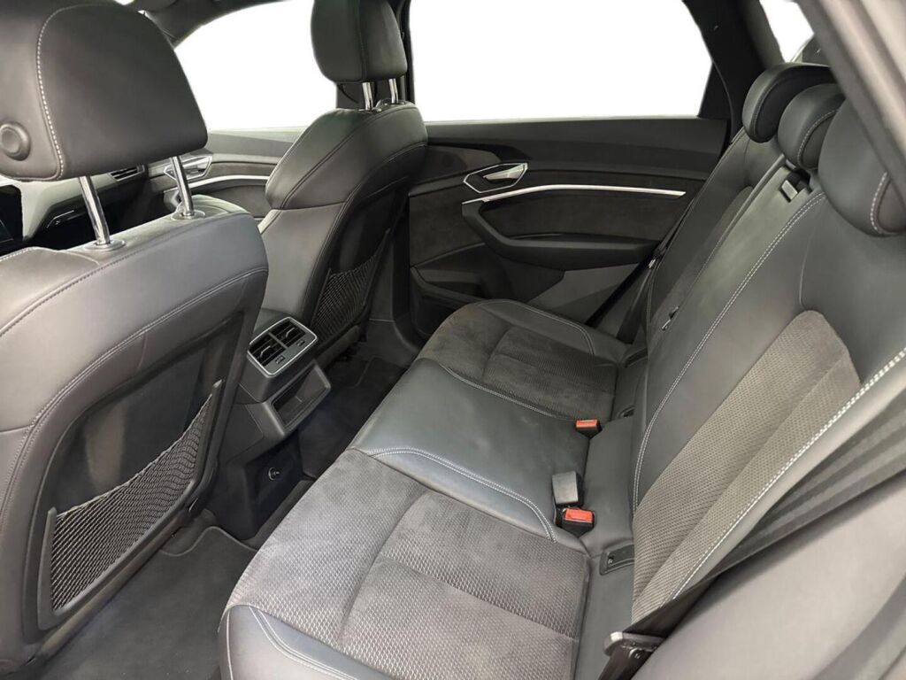 Audi e-tron 2021 Musta
