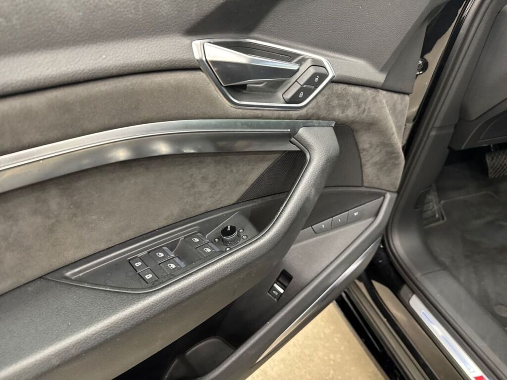 Audi e-tron 2021 Musta