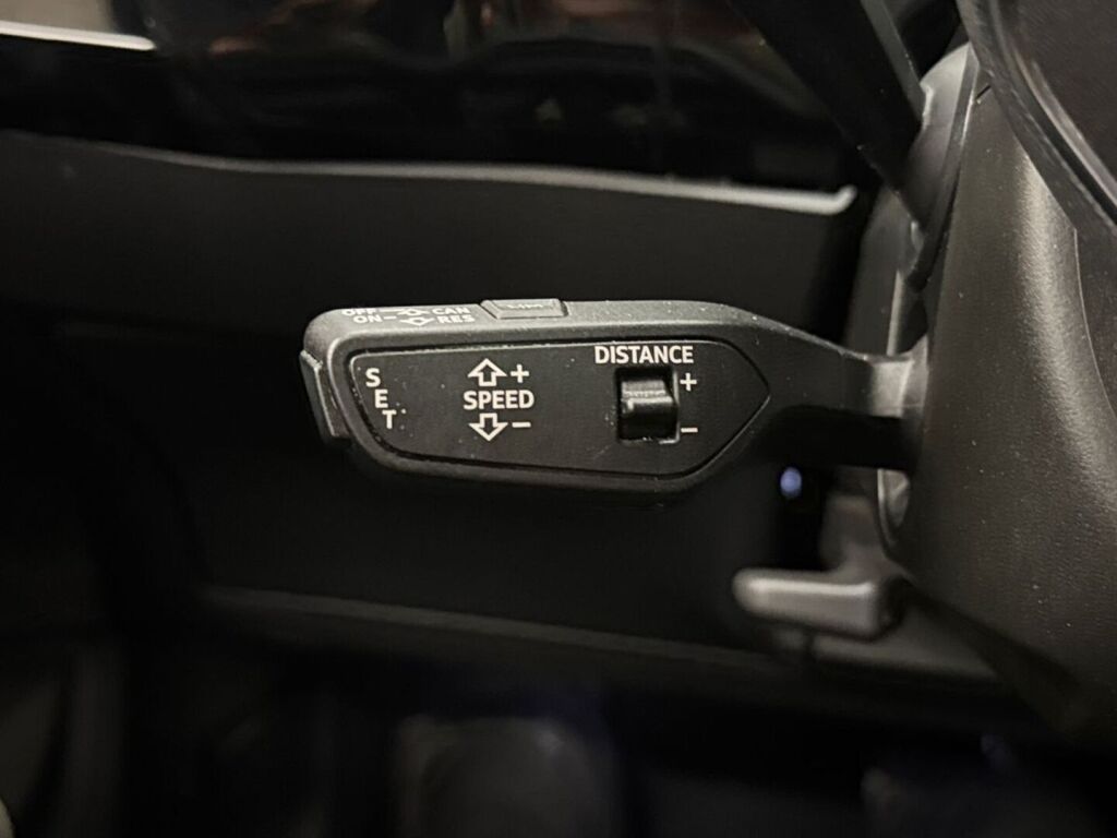 Audi e-tron 2021 Musta