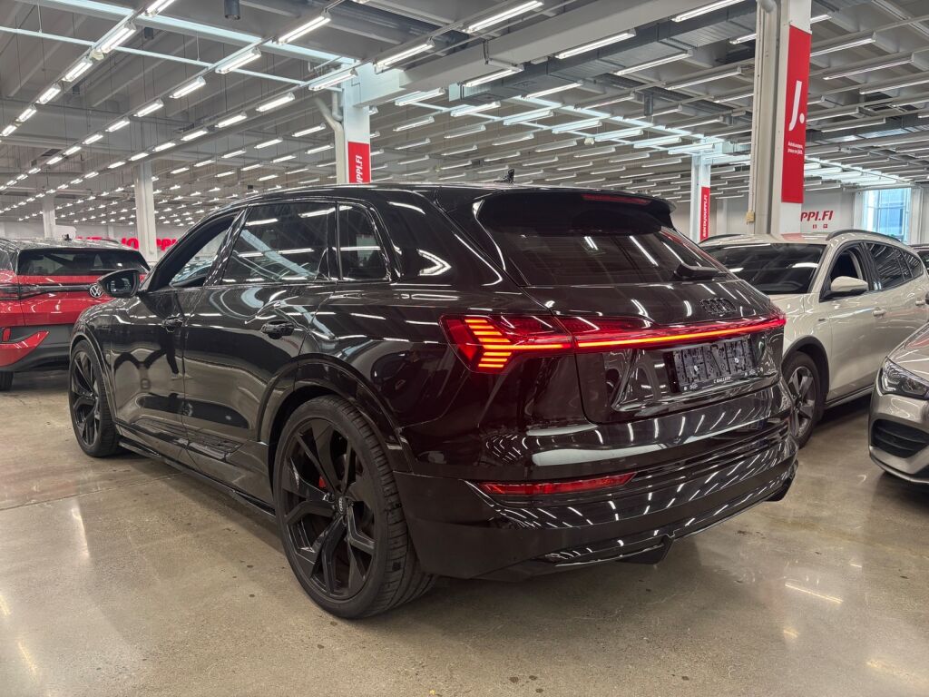Audi e-tron 2021 Musta