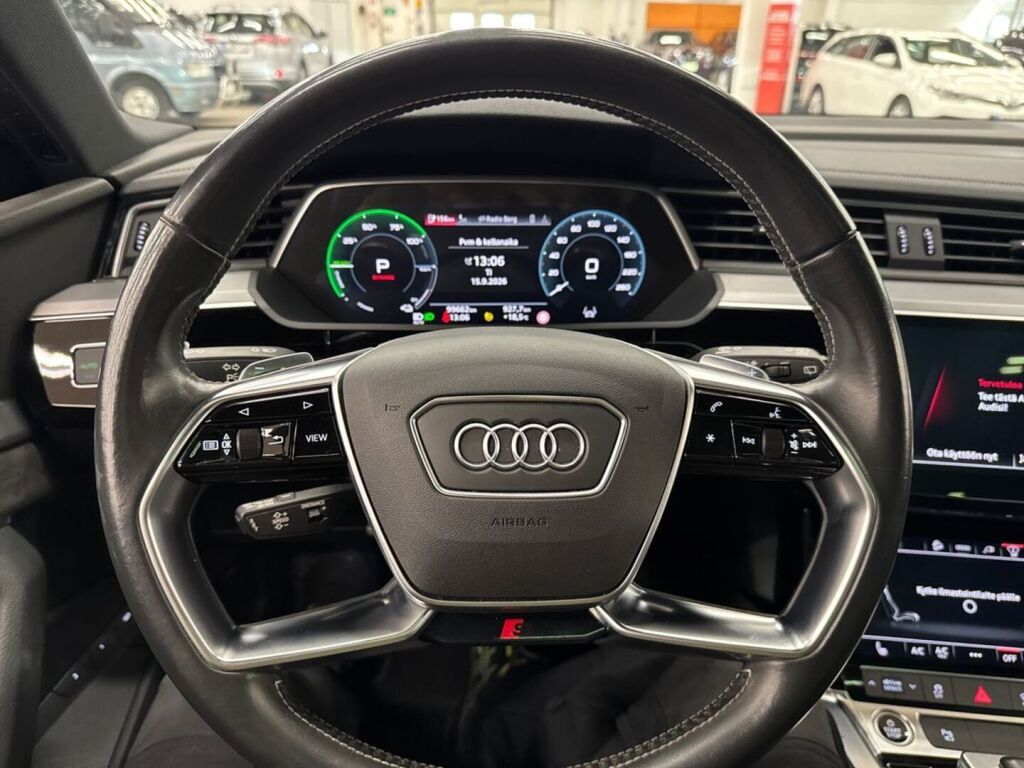 Audi e-tron 2021 Musta