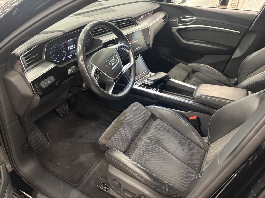Audi e-tron 2021 Musta