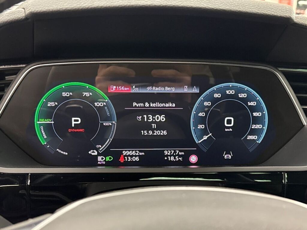 Audi e-tron 2021 Musta