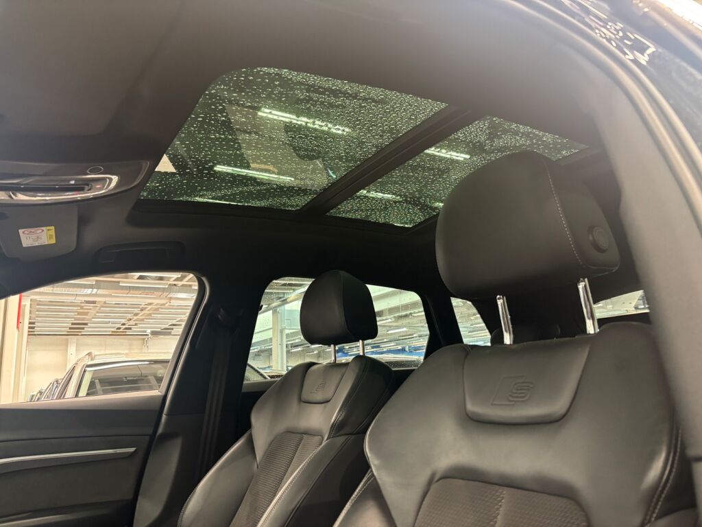 Audi e-tron 2021 Musta
