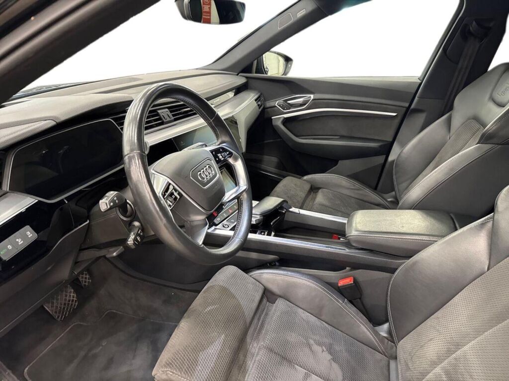 Audi e-tron 2021 Musta