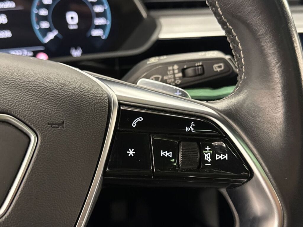 Audi e-tron 2021 Musta