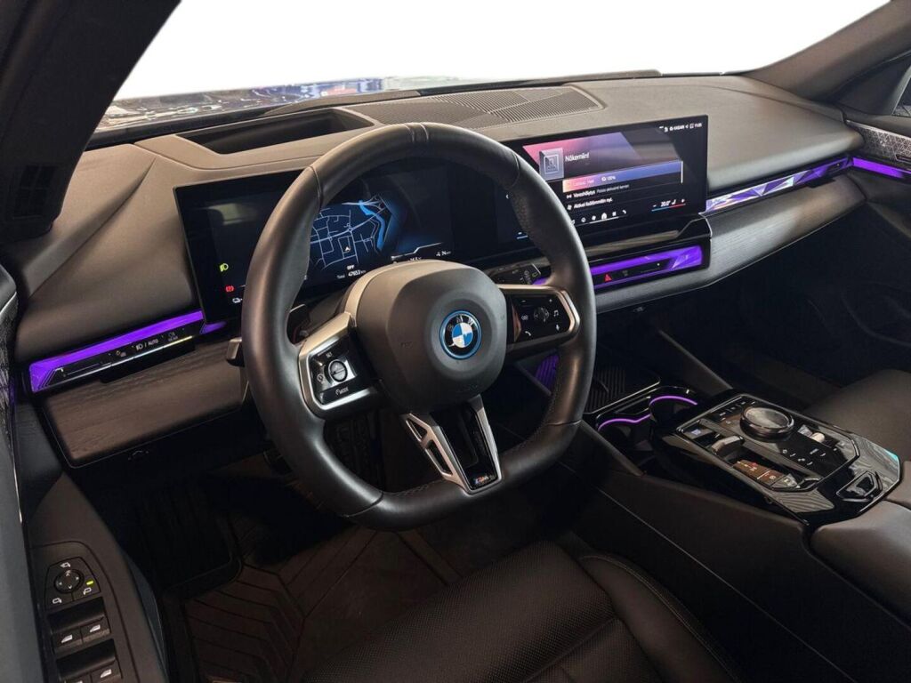 BMW i5 2025 Sininen (PHYTONICBLAU)
