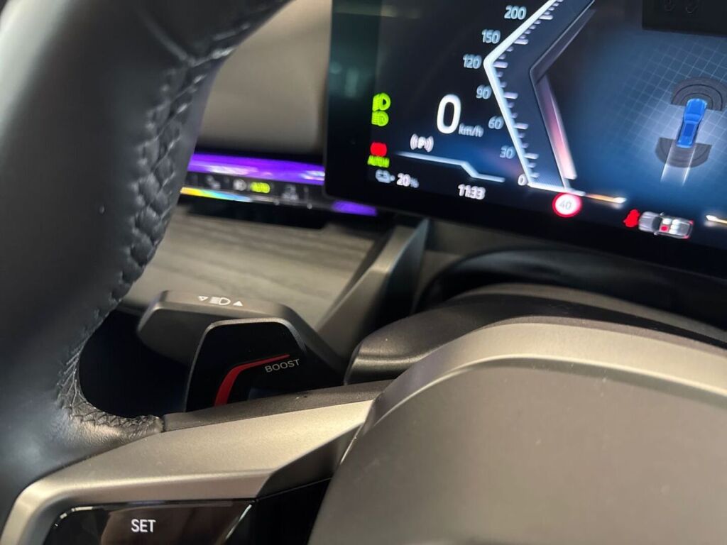 BMW i5 2025 Sininen (PHYTONICBLAU)