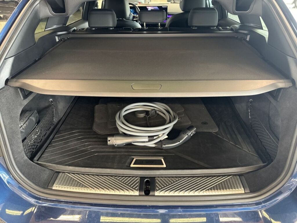BMW i5 2025 Sininen (PHYTONICBLAU)