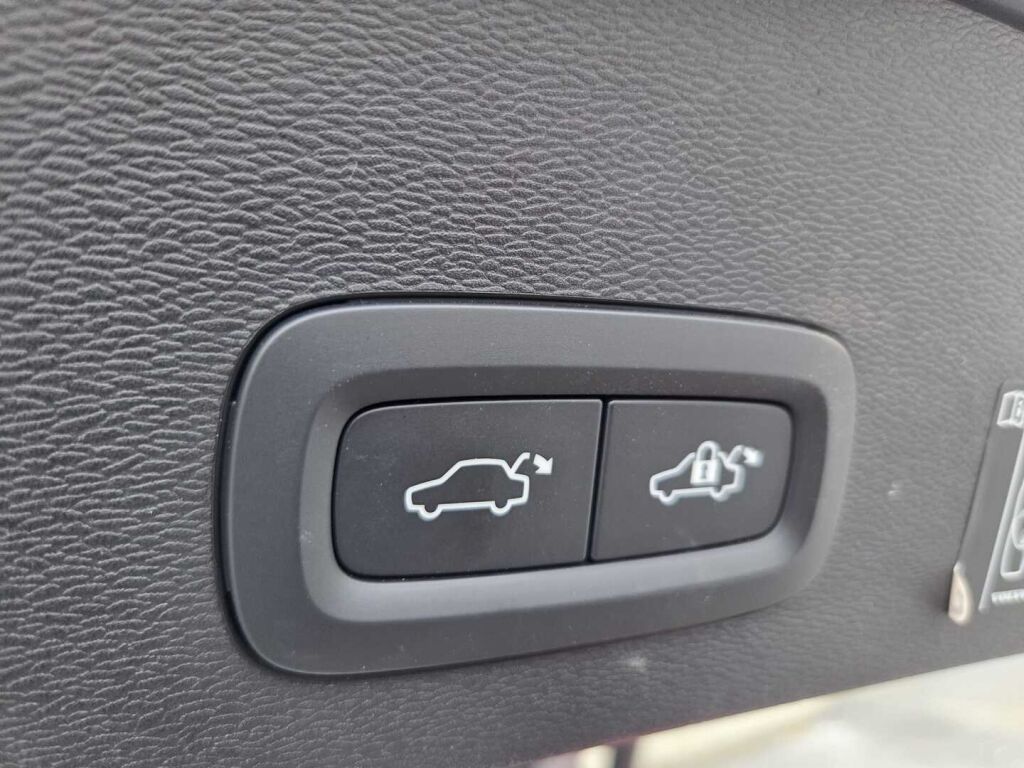 Volvo C40 2022 Hopea (Silver Dawn)