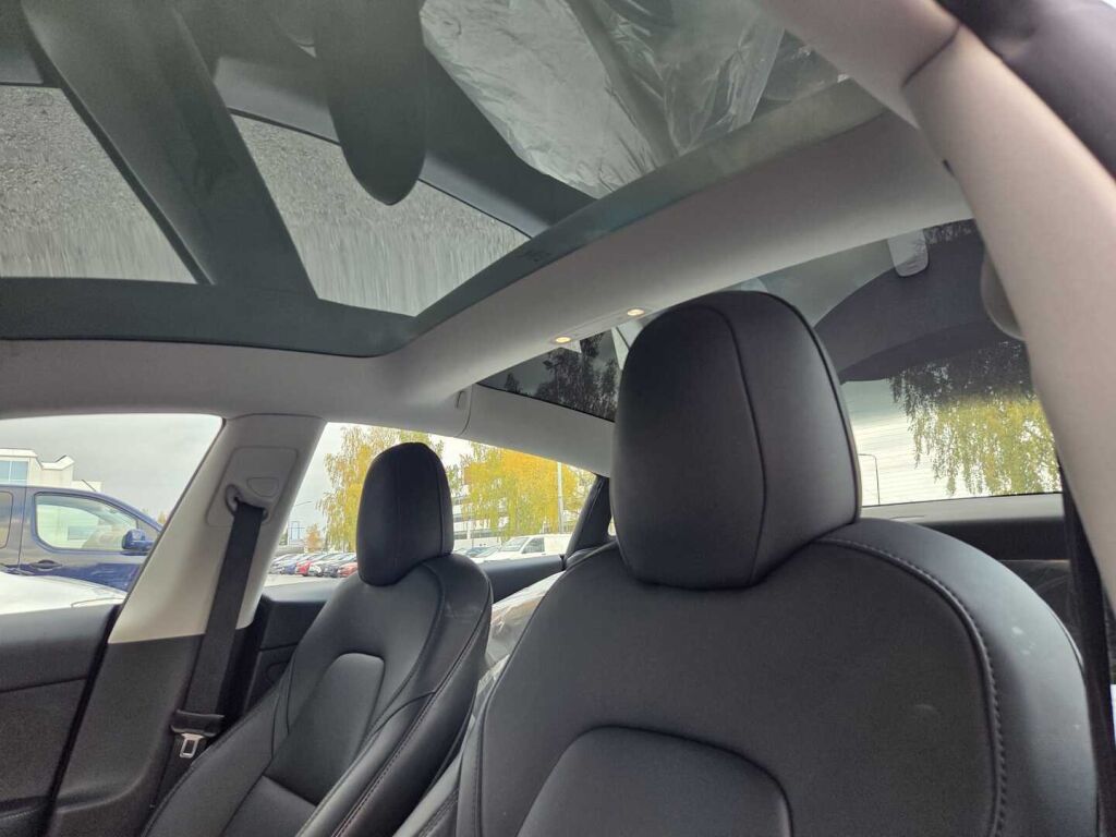 Tesla Model 3 2022 Harmaa (Midnight Silver)