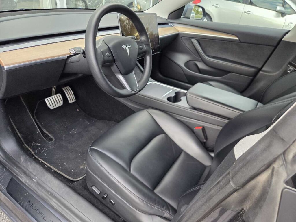 Tesla Model 3 2022 Harmaa (Midnight Silver)