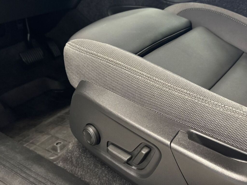 Volvo EX40 2025 Harmaa (Artense Grey)