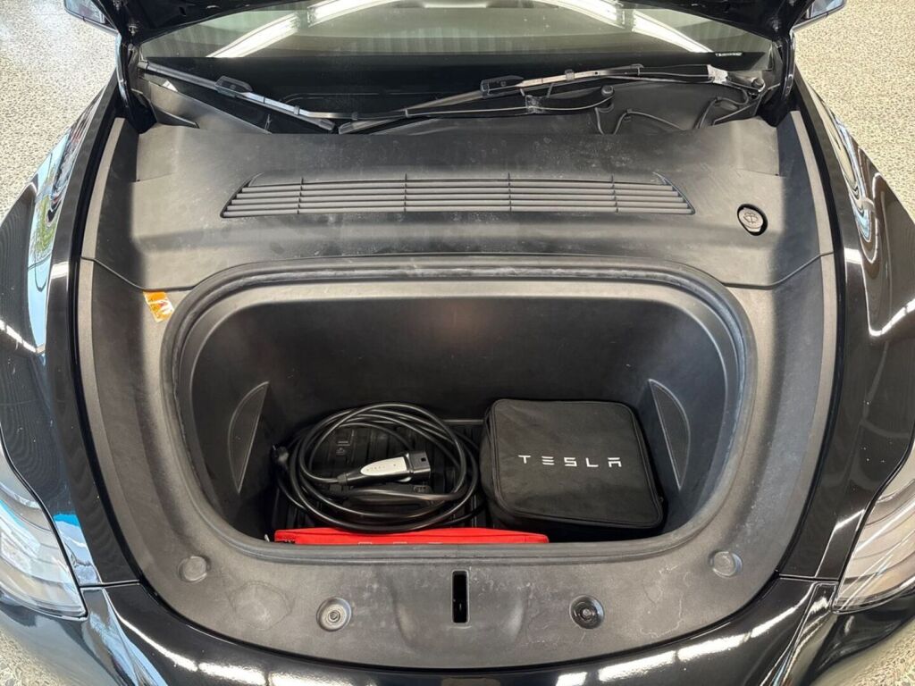 Tesla Model Y 2021 Musta