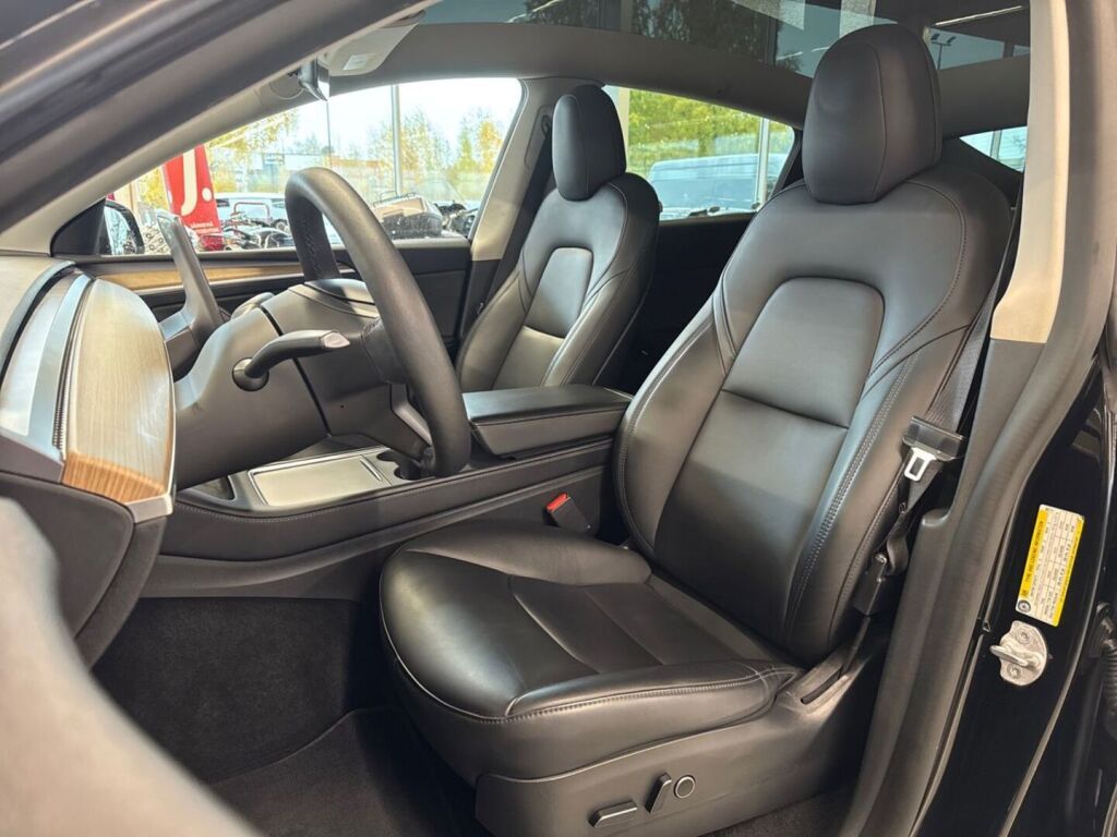 Tesla Model Y 2021 Musta