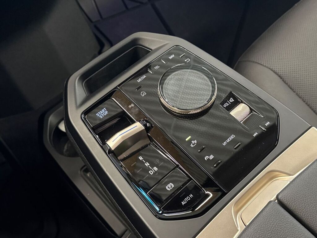 BMW iX 2023 Harmaa (Oxide Grey II Metallic)