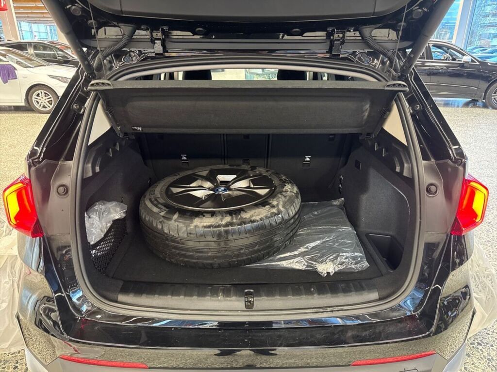 BMW iX1 2023 Musta