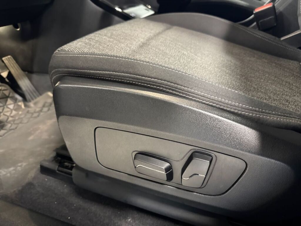BMW iX1 2023 Musta