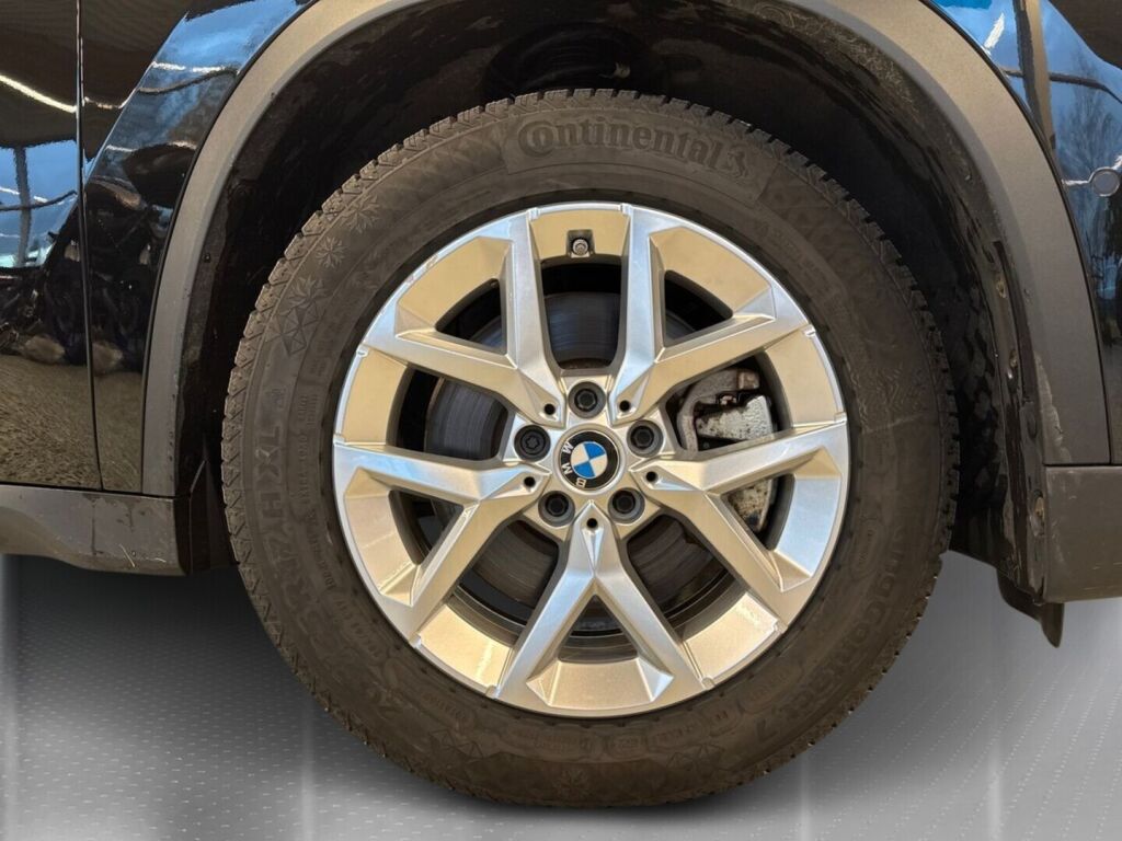 BMW iX1 2023 Musta