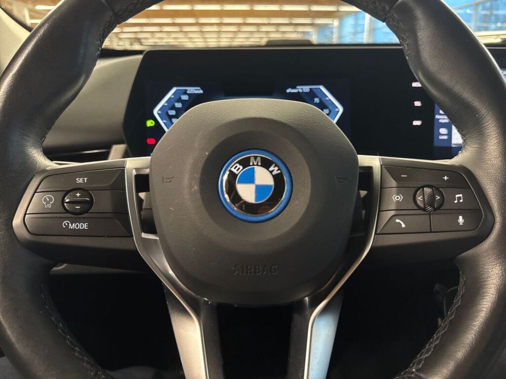 BMW iX1 2023 Musta