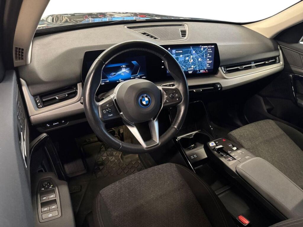 BMW iX1 2023 Musta