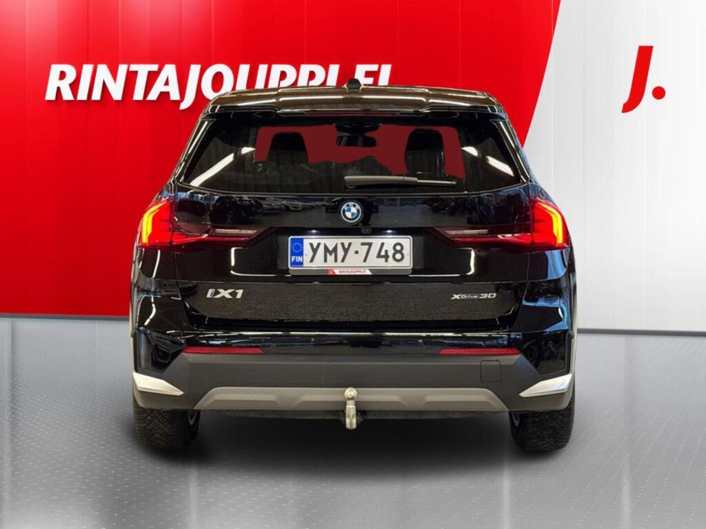 BMW iX1 2023 Musta