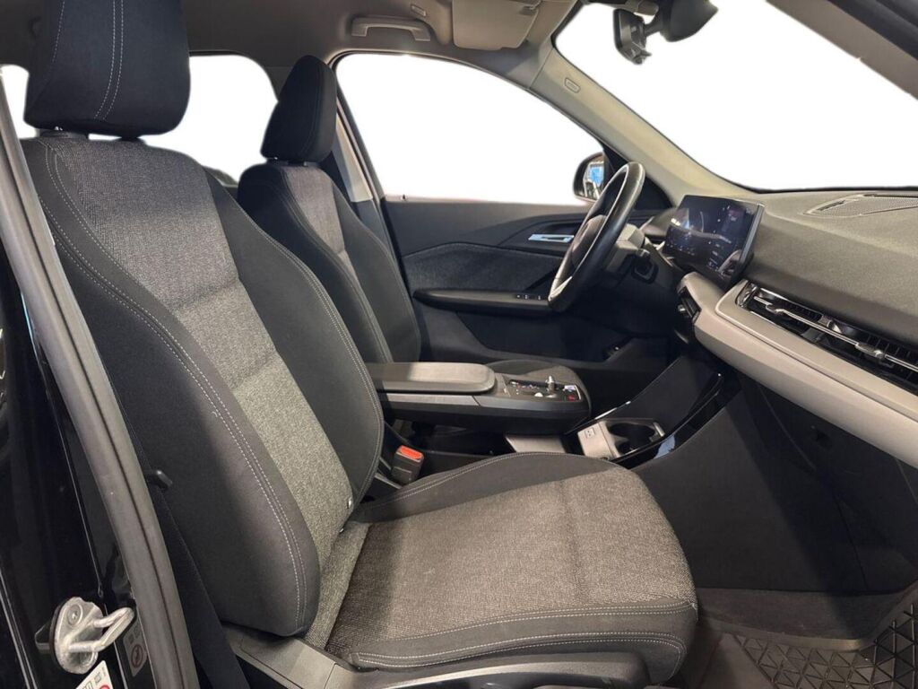 BMW iX1 2023 Musta