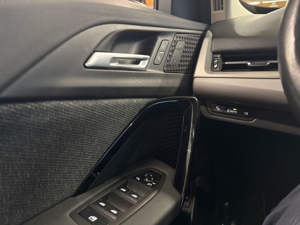 BMW iX1 2023 Musta