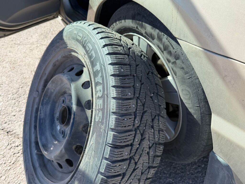 Honda Civic 2008 Ruskea (beige)