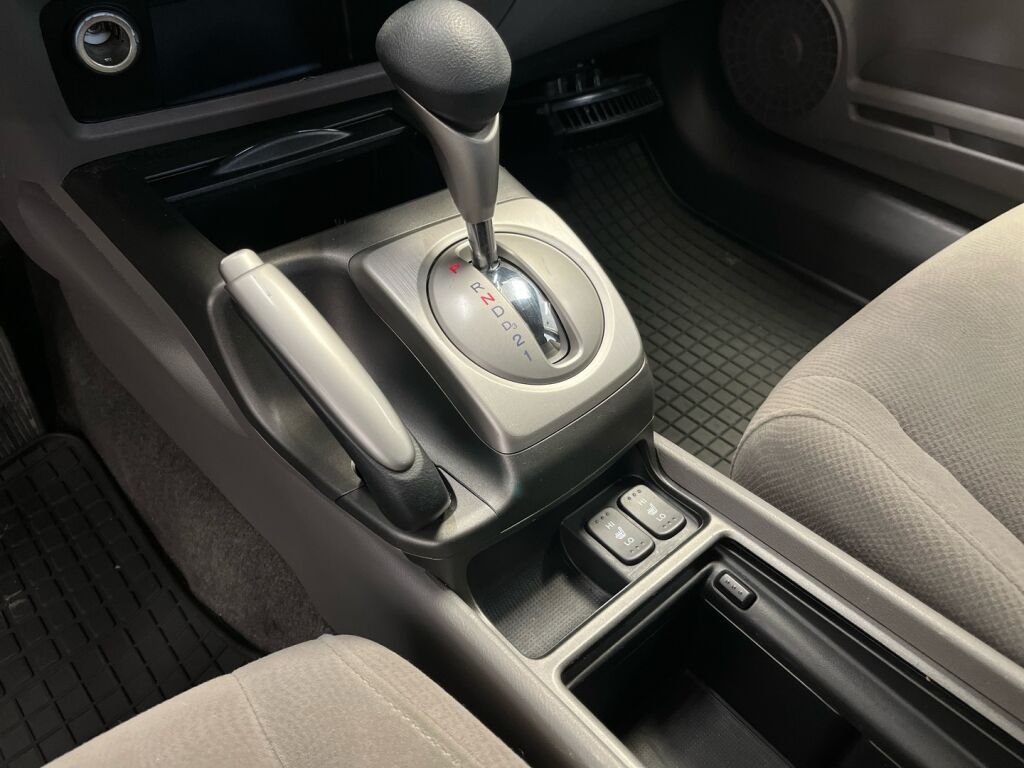 Honda Civic 2008 Ruskea (beige)