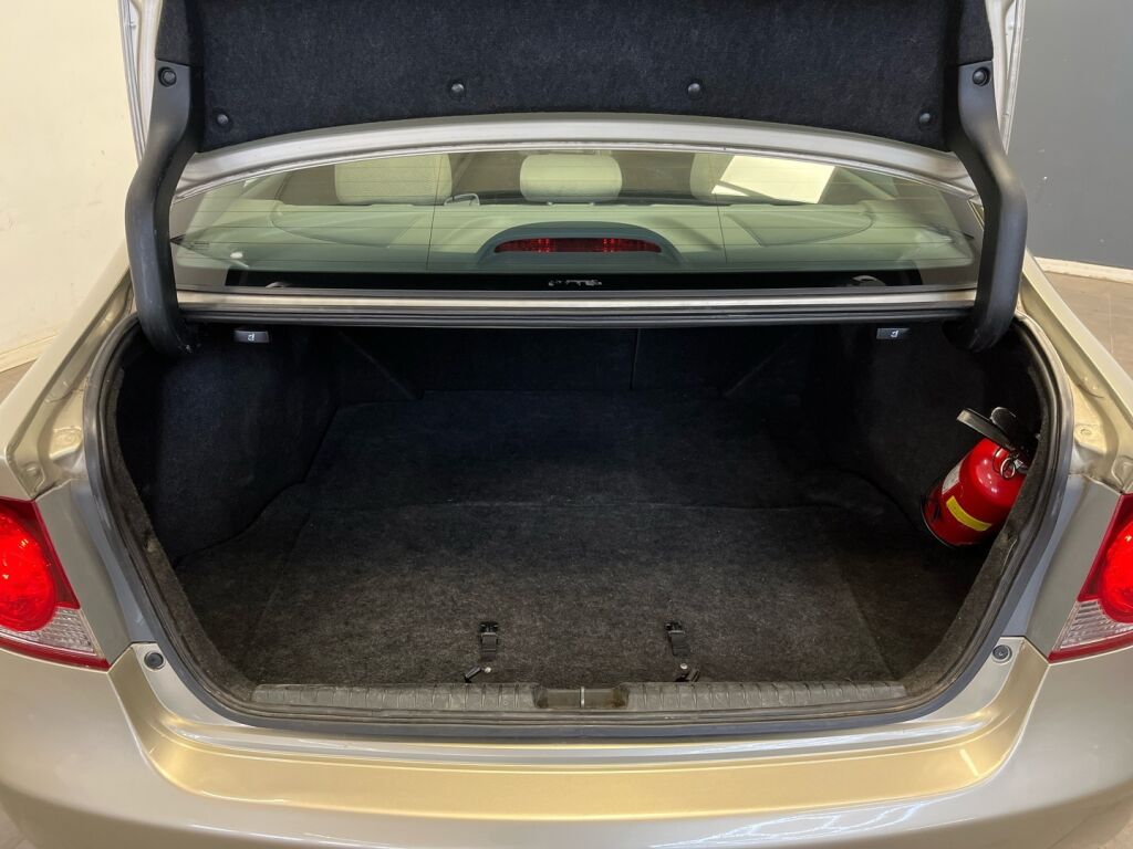 Honda Civic 2008 Ruskea (beige)