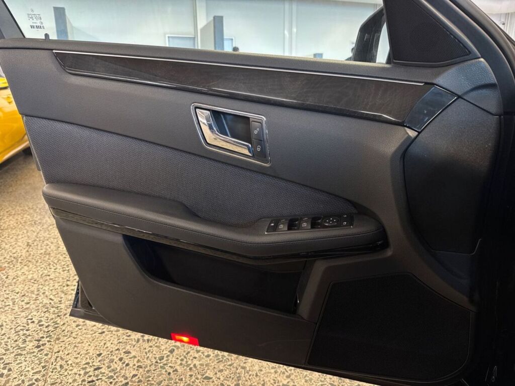 Mercedes-Benz E 2009 Musta