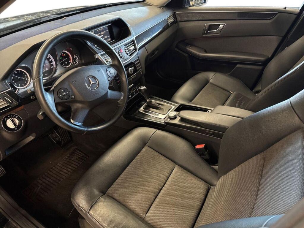 Mercedes-Benz E 2009 Musta