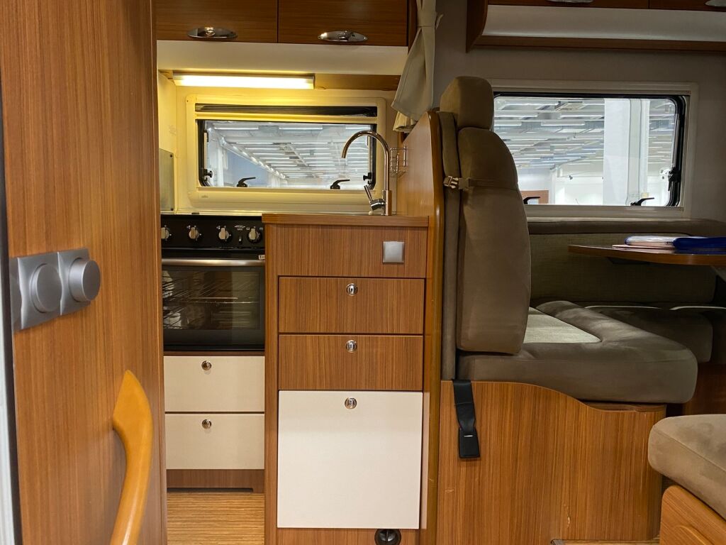 Adria MATRIX M 680SP 2010 Valkoinen