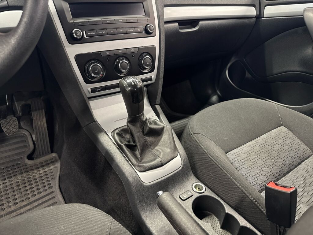 Skoda Octavia 2010 Musta