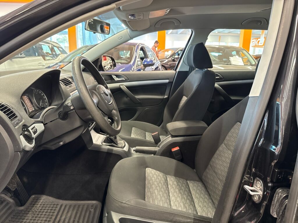 Skoda Octavia 2010 Musta