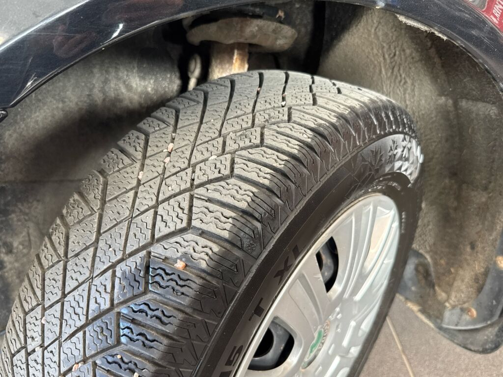 Skoda Octavia 2010 Musta