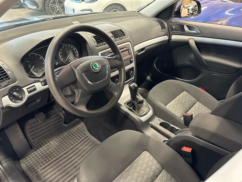 Skoda Octavia 2010 Musta