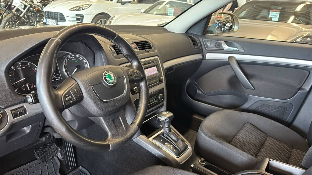 Skoda Octavia 2010 Ruskea (beige)