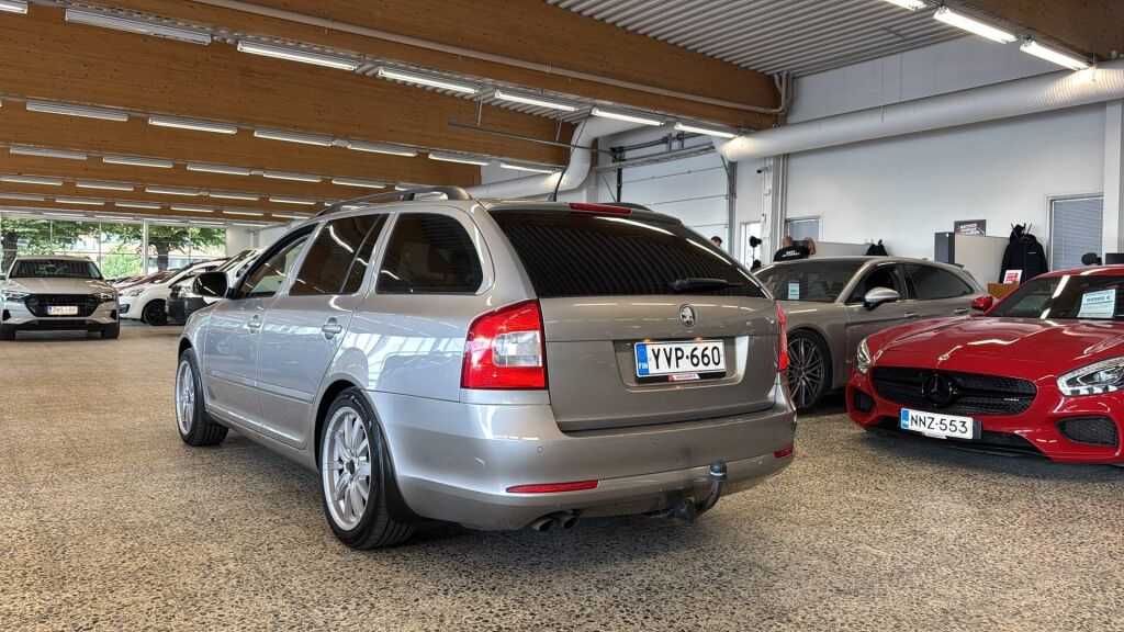Skoda Octavia 2010 Ruskea (beige)