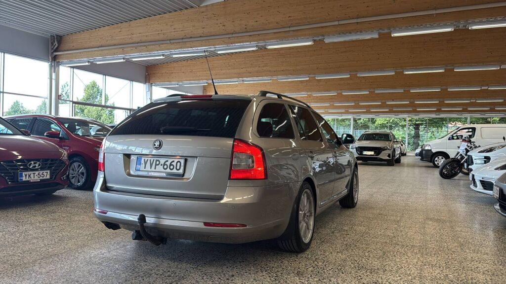 Skoda Octavia 2010 Ruskea (beige)