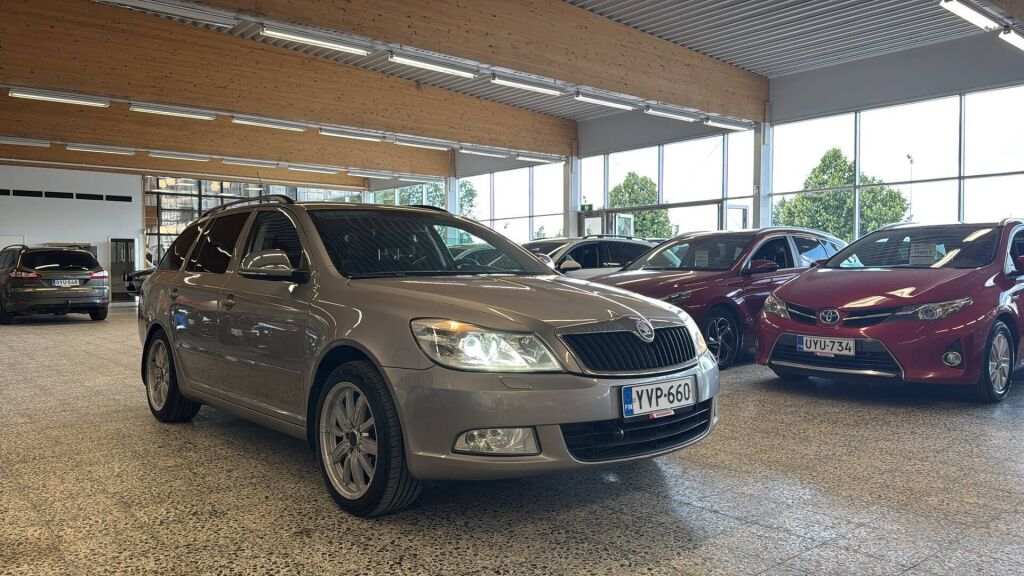 Skoda Octavia 2010 Ruskea (beige)
