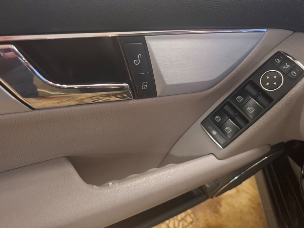 Mercedes-Benz C 2008 Musta