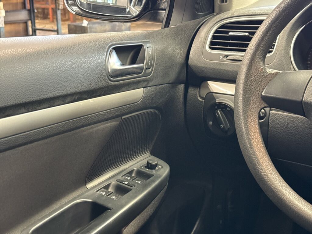 Volkswagen Golf 2010 Musta